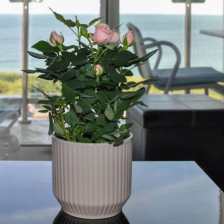 Soho Beach Apartment With Fabulous Sea View And 2 Minutes To The Beach With Free Parking And Netflix Bournemouth Bagian luar foto