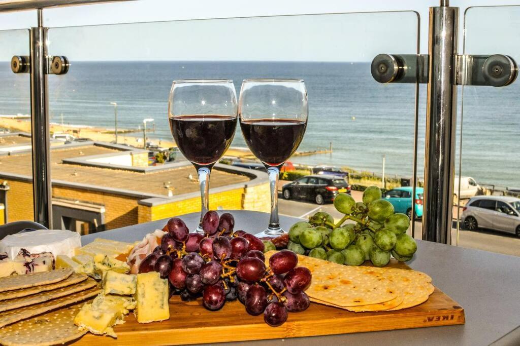 Soho Beach Apartment With Fabulous Sea View And 2 Minutes To The Beach With Free Parking And Netflix Bournemouth Bagian luar foto