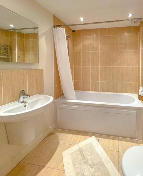 Soho Beach Apartment With Fabulous Sea View And 2 Minutes To The Beach With Free Parking And Netflix Bournemouth Bagian luar foto
