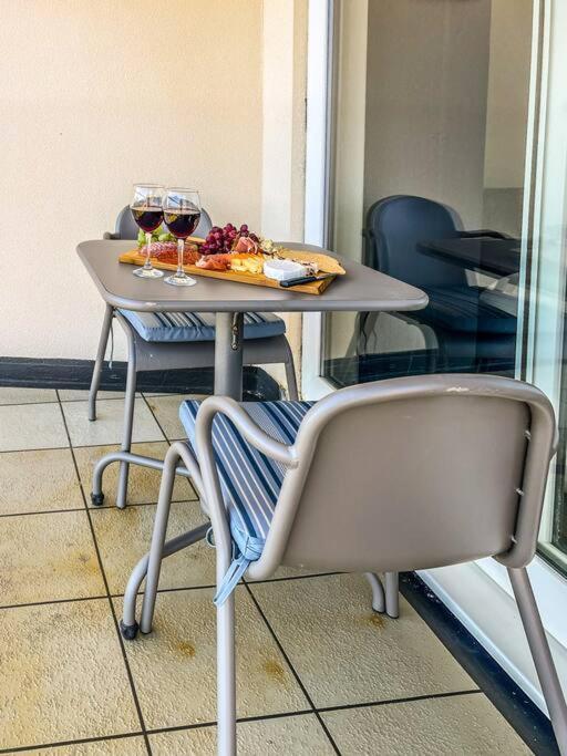 Soho Beach Apartment With Fabulous Sea View And 2 Minutes To The Beach With Free Parking And Netflix Bournemouth Bagian luar foto