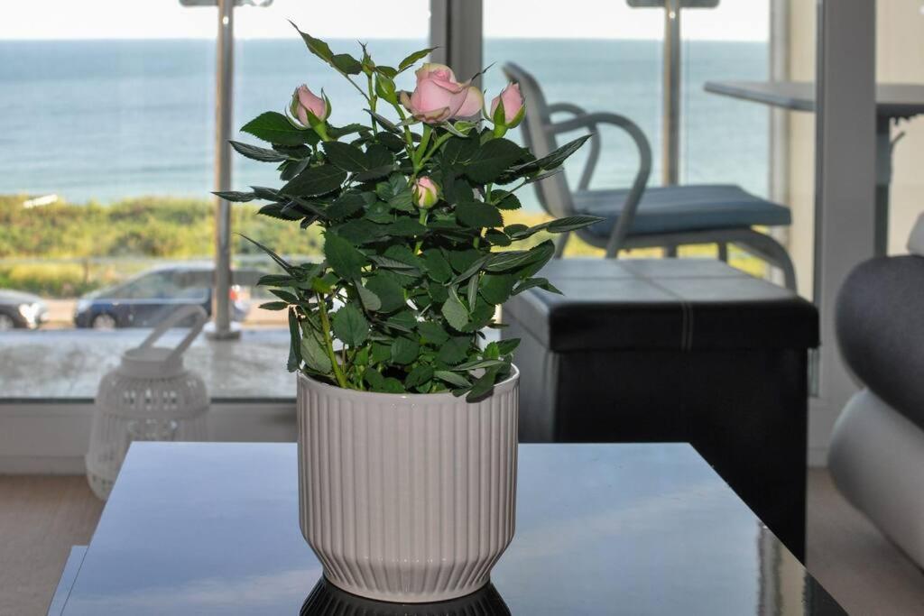 Soho Beach Apartment With Fabulous Sea View And 2 Minutes To The Beach With Free Parking And Netflix Bournemouth Bagian luar foto
