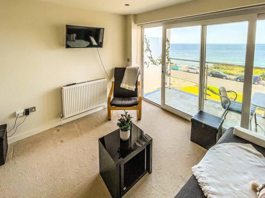 Soho Beach Apartment With Fabulous Sea View And 2 Minutes To The Beach With Free Parking And Netflix Bournemouth Bagian luar foto