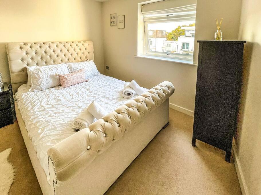 Soho Beach Apartment With Fabulous Sea View And 2 Minutes To The Beach With Free Parking And Netflix Bournemouth Bagian luar foto